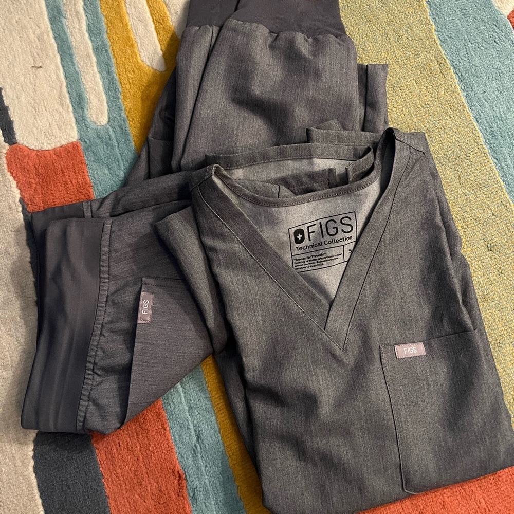 Figs one pocket top in graphite! Worn <10x